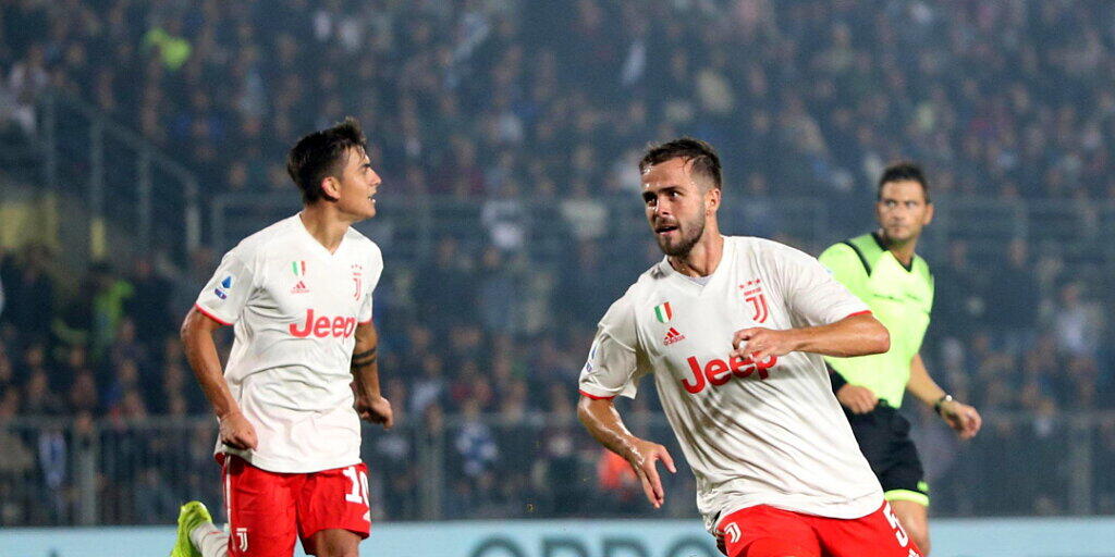 Miralem Pjanic (rechts) freut sich über sein 2:1 in Brescia
