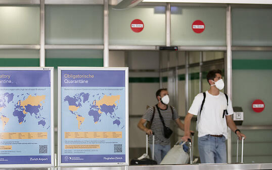 Viele Reisende am Flughafen Zürich tragen auch ohne Pflicht eine Hygienemaske. (Archivbild)