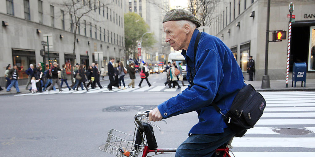 Bill Cunningham war oft mit seinem Velo und der legendären blauen Jacke in New York unterwegs. (Archiv)