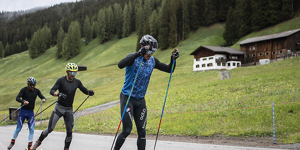 Langlauf-Olympiasieger Dario Cologna (rechts) mit zwei Teamkollegen beim Sommertraining in Davos Langlauf-Olympiasieger Dario Cologna (rechts) mit zwei Teamkollegen beim Sommertraining in Davos
