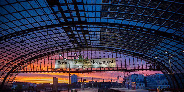 Sonnenaufgang am Dienstag im leeren Berliner Hauptbahnhof Sonnenaufgang am Dienstag im leeren Berliner Hauptbahnhof