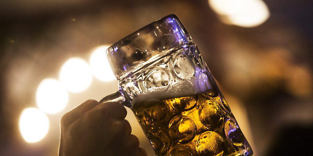 Der Preis für ein Mass Bier am Oktoberfest soll in den nächsten drei Jahren gleich bleiben. Das ist rechtlich zulässig, wie die bayrische Landeskartellbehörde entschied. (Symbolbild)