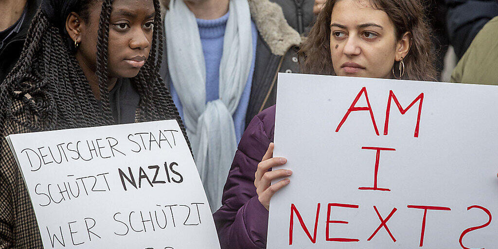 Drei Tage nach dem Anschlag in Hanau haben in der hessischen Stadt rund 6000 Menschen gegen Hetze und Menschenverachtung demonstriert.