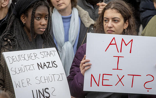 Drei Tage nach dem Anschlag in Hanau haben in der hessischen Stadt rund 6000 Menschen gegen Hetze und Menschenverachtung demonstriert.