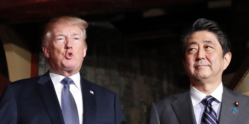 US-Präsident Donald Trump (links) kritisierte Japan im Beisein seines Premiers Shinzo Abe wegen der japanischen Handelspraktiken.