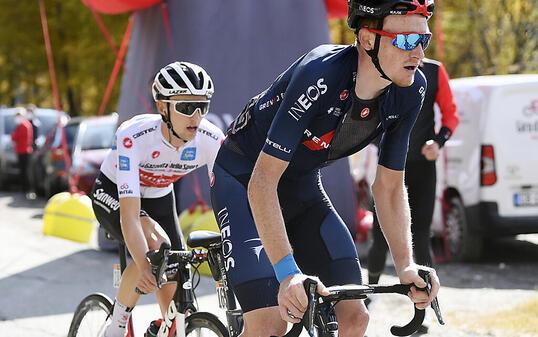 Der Brite Tao Geoghegan Hart (vorne) und der Australier Jai Hindley werden am Sonntag den Giro-Gesamtsieg unter sich ausmachen