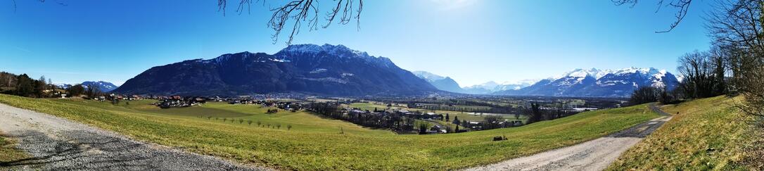 Panoramabild von Krest auf Eschen, Höhenweg, man sieht bis Schaan und weiter.