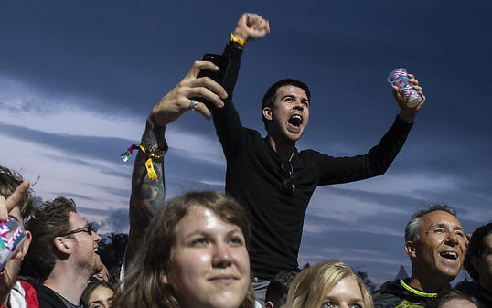 Fans am Zürich Openair am Freitag während des Konzerts des britischen Sängers Liam Gallagher.