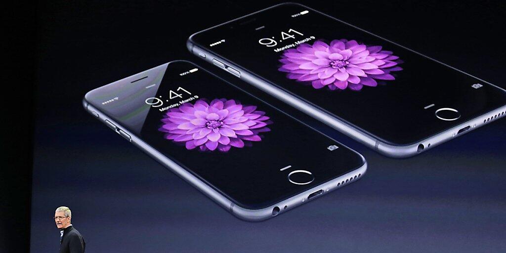 Beim iPhone 6 mit herkömmlicher Batterie wurde die Spitzenleistung automatisch gedrosselt. Im Bild: Apple-Unternehmenschef Tim Cook. (Archivbild)