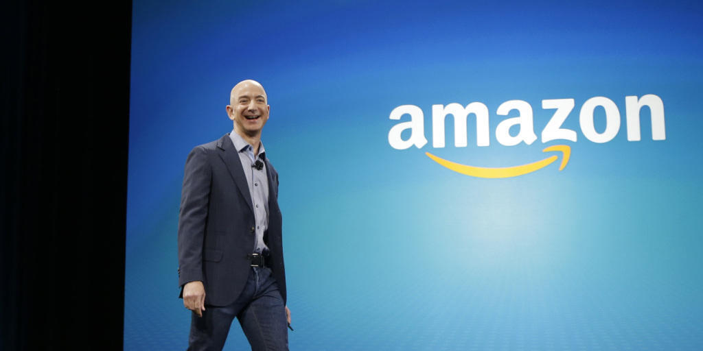 Amazon-Gründer und -Chef Jeff Bezos ist dank einem weiteren Kursanstieg bei seinem Unternehmen zum drittreichsten Amerikaner aufgestiegen. (Archivbild)