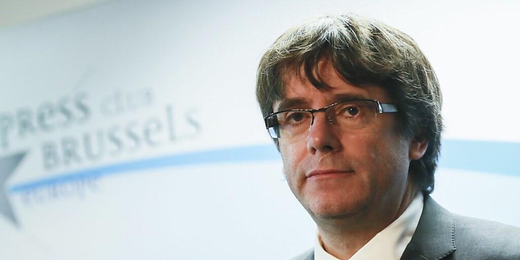 Wie erwartet fordert die spanische Justiz die Verhaftung und Auslieferung von Puigdemont. Der abgesetzte Regionalregierungschef war vor der Anhörung vor dem Staatsgericht in Madrid nach Brüssel gereist.
