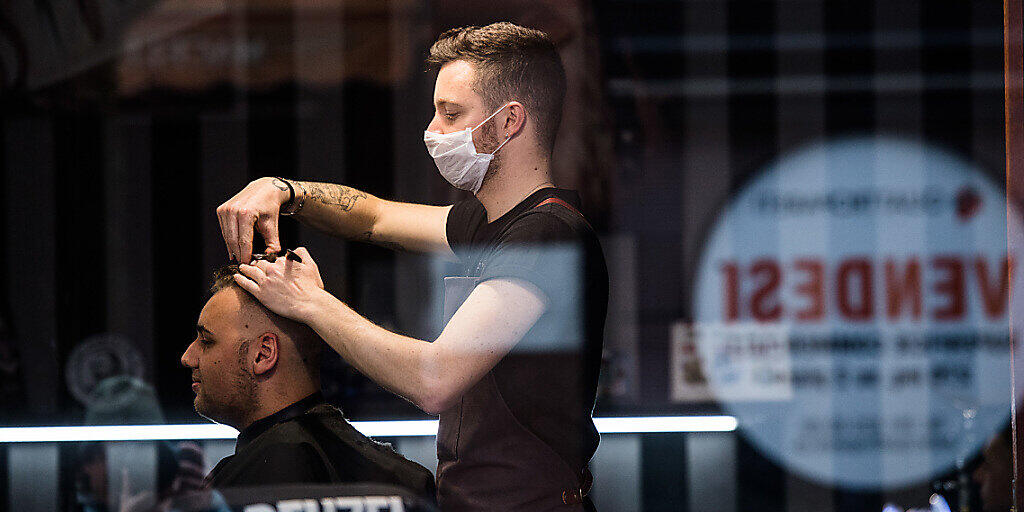 Die Haare der Tessiner werden länger - jedenfalls schneidet sie nicht mehr der Coiffeur.