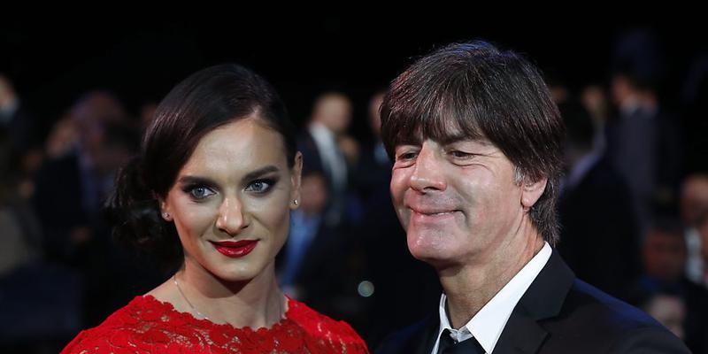 Posierten vor der Auslosung für den Confederations Cup: Losfee Jelena Isinbajewa und Deutschlands Nationaltrainer Joachim Löw
