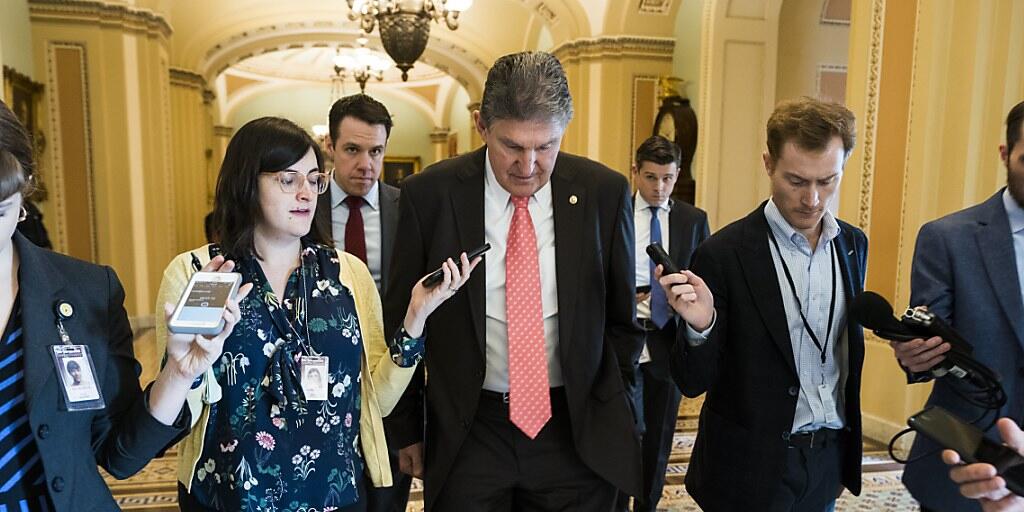Der demokratische Senator von West Virginia Joe Manchin (Mitte) spricht am Donnerstag im US-Capitol zu Journalisten über die weiteren Möglichkeiten, bei der US-Einwanderungsreform einen Kompromiss zu finden.
