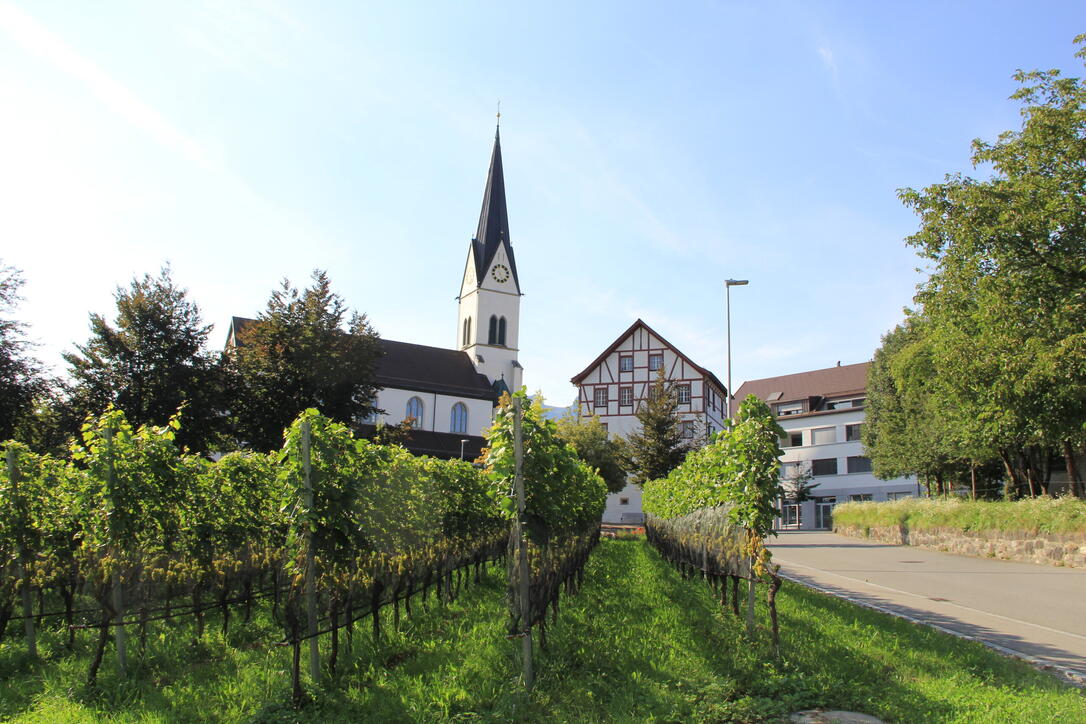 Kirche und Pfrundhaus in Eschen von der Heragass her.