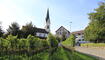 Kirche und Pfrundhaus in Eschen von der Heragass her.