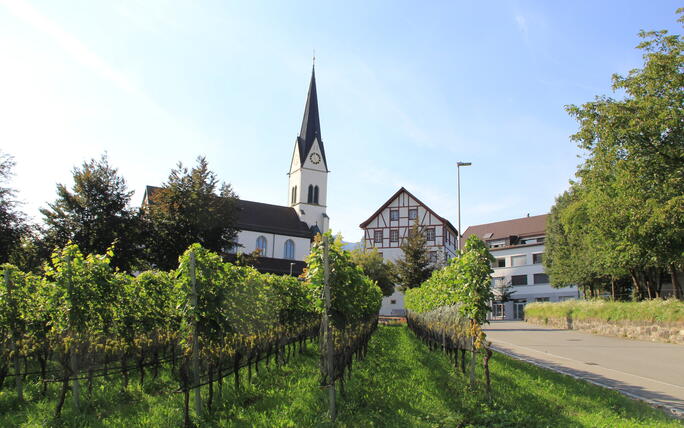 Kirche und Pfrundhaus in Eschen von der Heragass her.