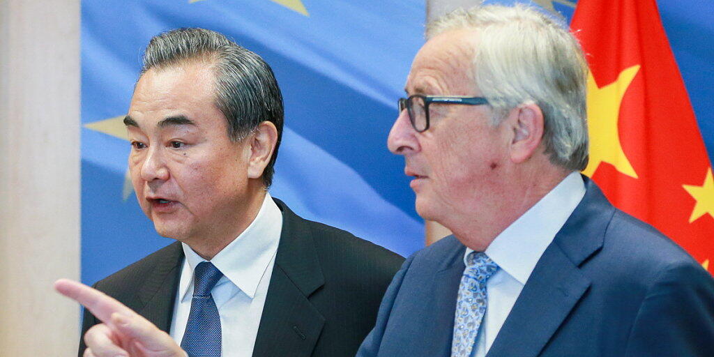 EU-China-Gipfel: Die Chinesen beraten ab dem heutigen Montag mit der EU über ihre Handelsbeziehungen. (Archivbild: EU-Kommissionspräsident Jean-Claude Juncker mit dem chinesischen Aussenminister Wang Yi)