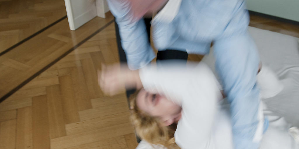 Der Bundesrat möchte, dass weniger Verfahren wegen häuslicher Gewalt eingestellt werden. (Symbolbild)