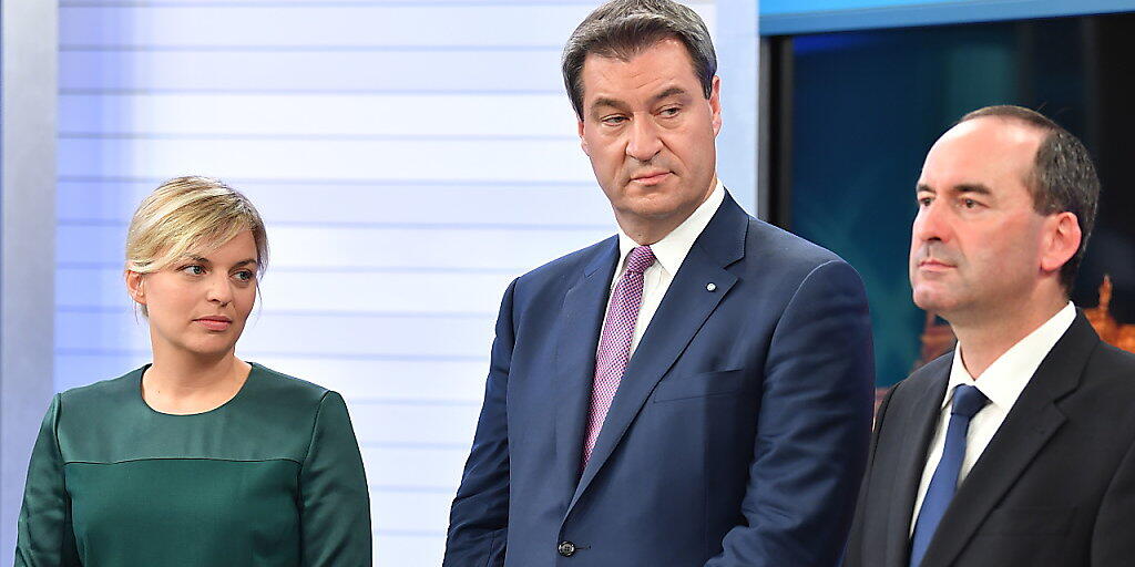 Die Spitzenkandidatin der Grünen, Katharina Schulze, der bayrische Ministerpräsident Markus Söder (CSU) und Hubert Aiwanger von den Freien Wählern. Die Grünen wurden nach Hochrechnungen mit 17,8 bis 17,9 Prozent der Stimmen zweitstärkste Kraft.