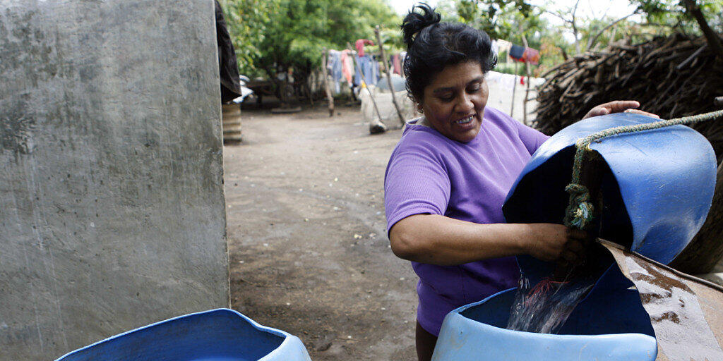 Eine Frau giesst frisches Wasser in einen Eimer in Leon, Nicaragua. Lateinamerika gehört heute zu den Schwerpunktregionen der Schweizer Entwicklungszusammenarbeit. Nun will sich der Bund aus dieser Region zurückziehen. (Themenbild) Eine Frau giesst frisches Wasser in einen Eimer in Leon, Nicaragua. Lateinamerika gehört heute zu den Schwerpunktregionen der Schweizer Entwicklungszusammenarbeit. Nun will sich der Bund aus dieser Region zurückziehen. (Themenbild)