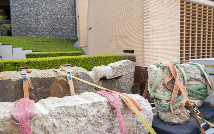 Aufbau der Skulpturen der Bad Ragartz in Vaduz (26.04.2024)