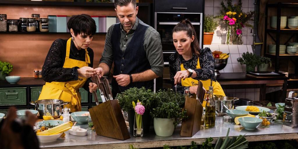 Francine Jordi und Tina Weirather kochen, Lukas Studer (Mitte) moderiert die Sendung.