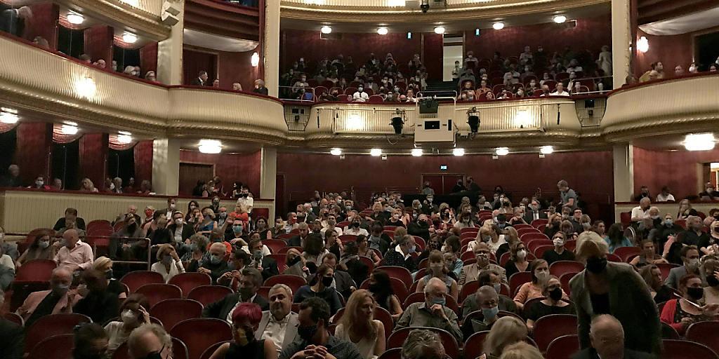 Das Publikum wartet auf die Premiere des Stücks «Ein Leben ein Traum» im Burgtheater in Wien. Foto: Wolfgang Huber-Lang/APA/dpa