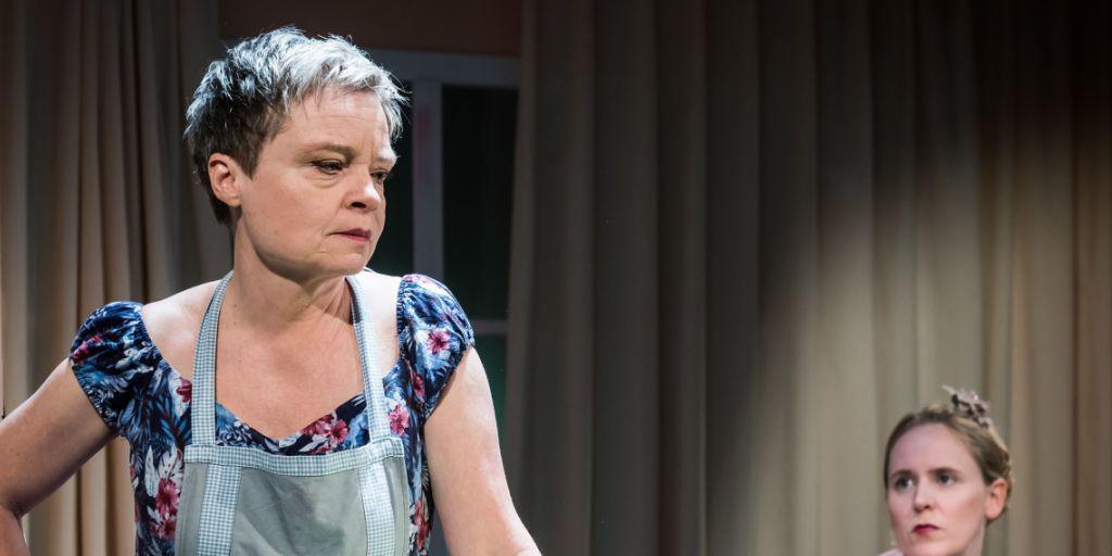 Chantal Le Moign als Rebecca (l) und Anna-Katharina Müller als deren Tochter Rachel im Stück "Alles muss glänzen" von Noah Haidle. Die Zürcher Premiere fand am 2. Dezember 2016 im Theater an der Winkelwiese in Zürich statt.