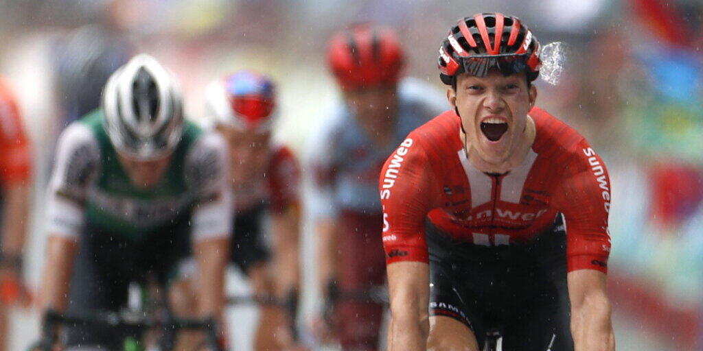 Der Deutsche Nikias Arndt freut sich über seinen ersten Vuelta-Tagessieg