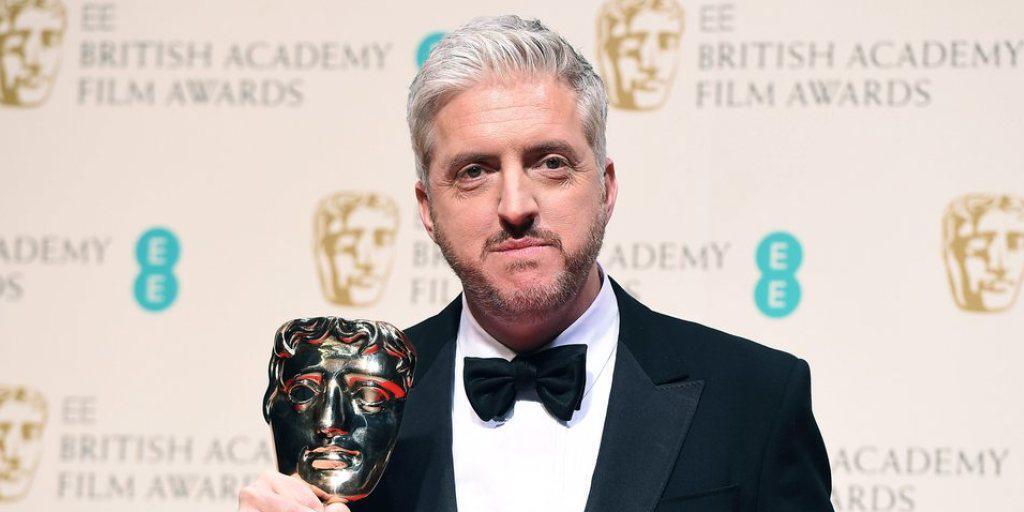 Drehbuchautor Anthony McCarten - hier mit seinem BAFTA-Award für "The Theory of Everything" - soll das lange angekündigte Freddie-Mercury-Biopic retten (Archiv) Drehbuchautor Anthony McCarten - hier mit seinem BAFTA-Award für "The Theory of Everything" - soll das lange angekündigte Freddie-Mercury-Biopic retten (Archiv)