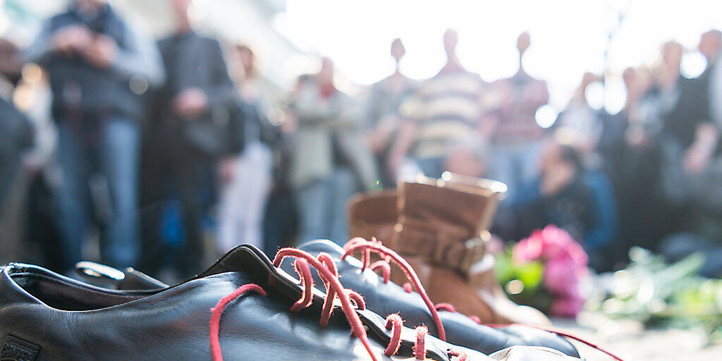 Schuhe und Blumen zum Gedenken an das Attentat auf Rudi Dutschke.