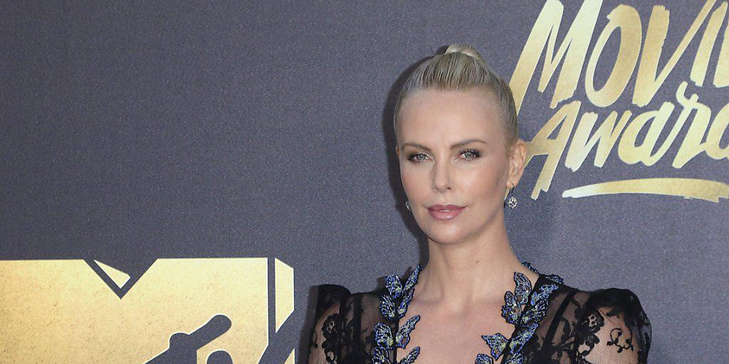 Charlize Theron erhielt am Samstagabend (Ortszeit) einen MTV Movie Award in der Sparte beste Hauptdarstellerin für ihre Rolle in "Mad Max: Fury Road". Charlize Theron erhielt am Samstagabend (Ortszeit) einen MTV Movie Award in der Sparte beste Hauptdarstellerin für ihre Rolle in "Mad Max: Fury Road".