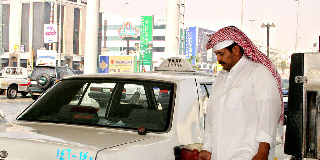 Saudi-Arabien hat die Benzinpreise zum neuen Jahr um mehr als 80 Prozent erhöht. Der Liter Superbenzin kostet aber dennoch umgerechnet lediglich 53 Rappen. (Archivbild)