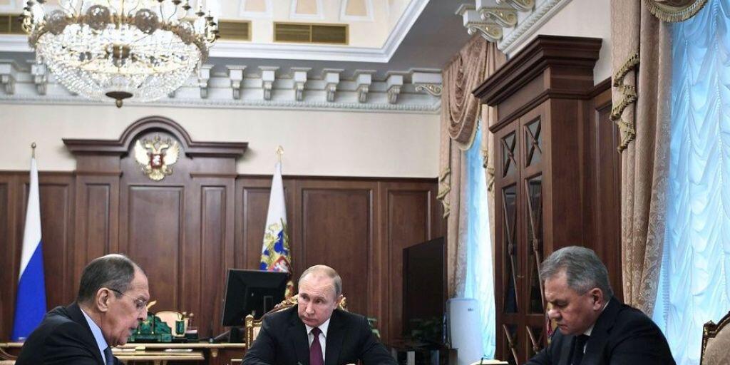 Der russische Verteidigungsminister Sergej Schoigu (rechts) bei einem Treffen mit Präsident Wladimir Putin (Mitte) und Aussenminister Sergej Lawrow. (Archivbild)