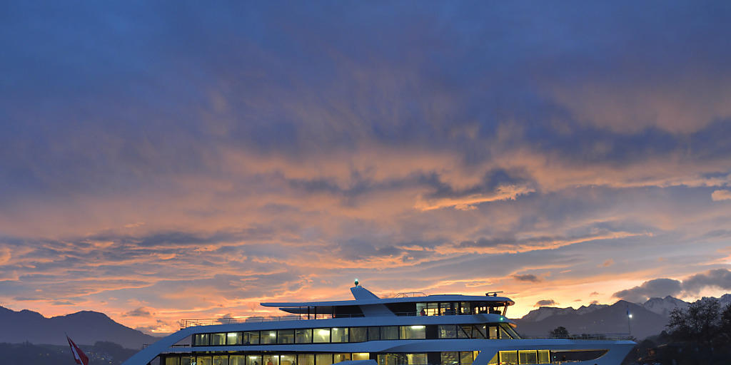 Das neue Motorschiff der Schifffahrtsgesellschaft Vierwaldstädtersee (SGV) stach am Donnerstagabend zur Jungfernfahrt in den See.