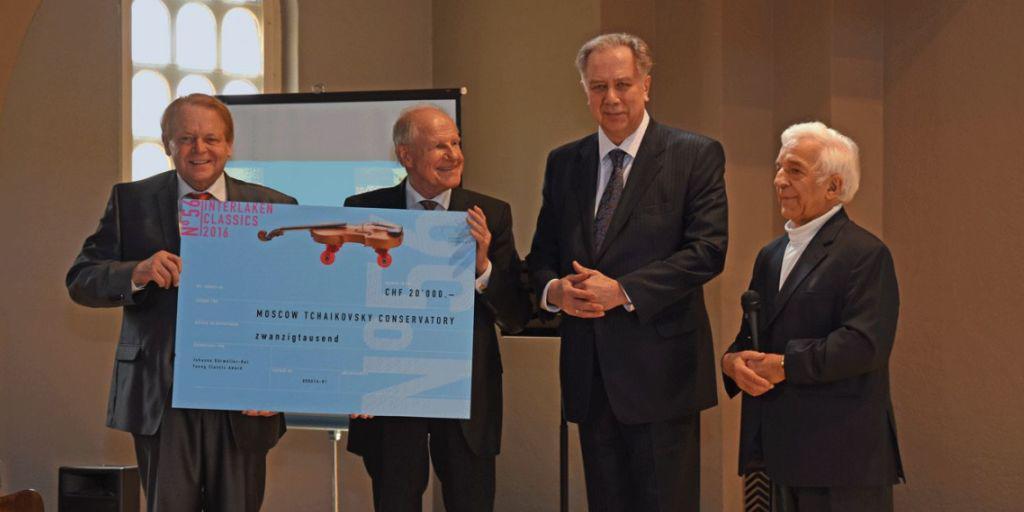 Jurypräsident Vladimir Ashkenazy (r.) übergibt den Johanna Dürmüller-Bol Young Classic Award an Alexander Sokolov (2.v.r./Bild: Handout). Jurypräsident Vladimir Ashkenazy (r.) übergibt den Johanna Dürmüller-Bol Young Classic Award an Alexander Sokolov (2.v.r./Bild: Handout).