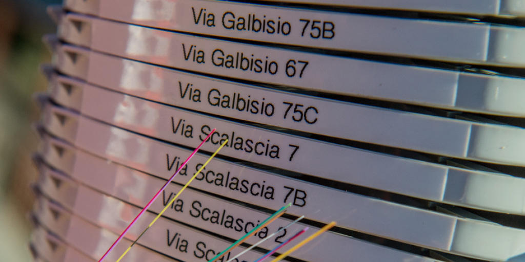 Glasfaserkabel der Swisscom vor Boxen, die den Internet-Ansschluss in die Privathaushalte verteilen: Ab 2018 ist auch der Anschluss an schnelles Internet Teil der Grundversorgungskonzession. (Symbolbild)