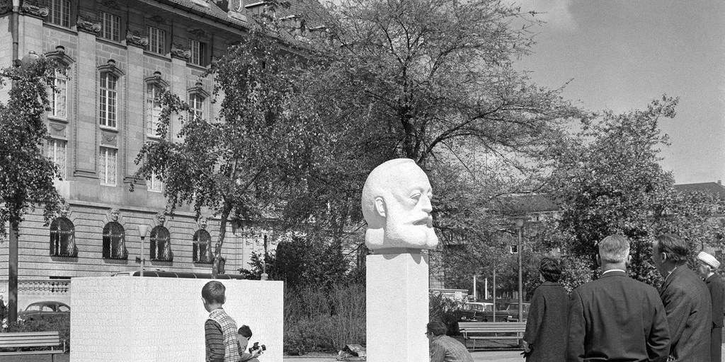 Erinnerung an den grossen Schriftsteller: Das Gottfried-Keller-Denkmal in der Gartenanlage beim Hafen Enge in Zürich im Jahr 1964 (Archiv)