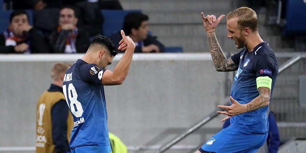 Hoffenheims Nadiem Amiri (links) und Kevin Vogt feiern zusammen das 2:0