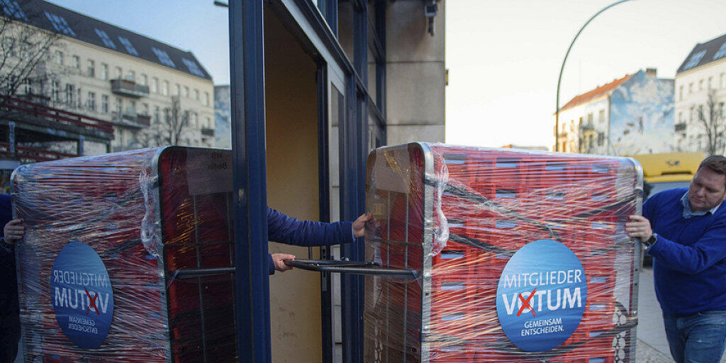 Mitglieder der SPD schieben einen Wagen mit den Abstimmungsbriefen des SPD-Mitgliedervotums zur grossen Koalition in die SPD-Parteizentrale, das Willy-Brandt-Haus.