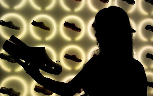 Der US-Hersteller von Crocs, den bunten Plastiksandalen mit Fersenriemen, ist vor dem EU-Gericht im Streit um sein Design unterlegen. (Archiv)