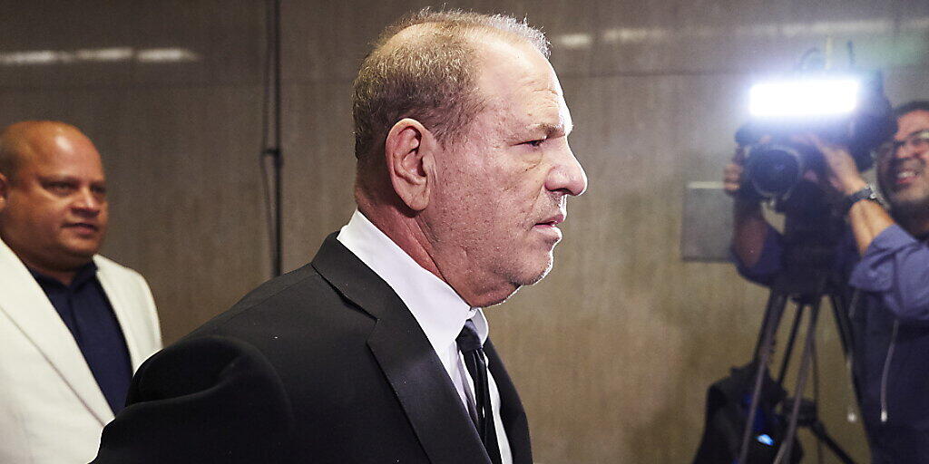 Der Prozess gegen den ehemaligen Hollywoodmogul Harvey Weinstein wegen sexuellen Missbrauchs in zahlreichen Fällen beginnt erst im Januar. Das hat ein New Yorker Gericht entschieden.