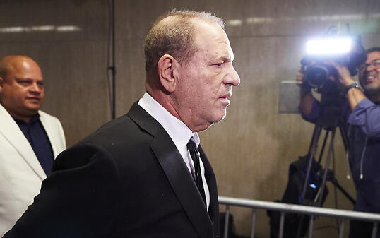 Der Prozess gegen den ehemaligen Hollywoodmogul Harvey Weinstein wegen sexuellen Missbrauchs in zahlreichen Fällen beginnt erst im Januar. Das hat ein New Yorker Gericht entschieden.