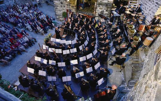 A Night at the Opera mit der Harmoniemusik Balzers