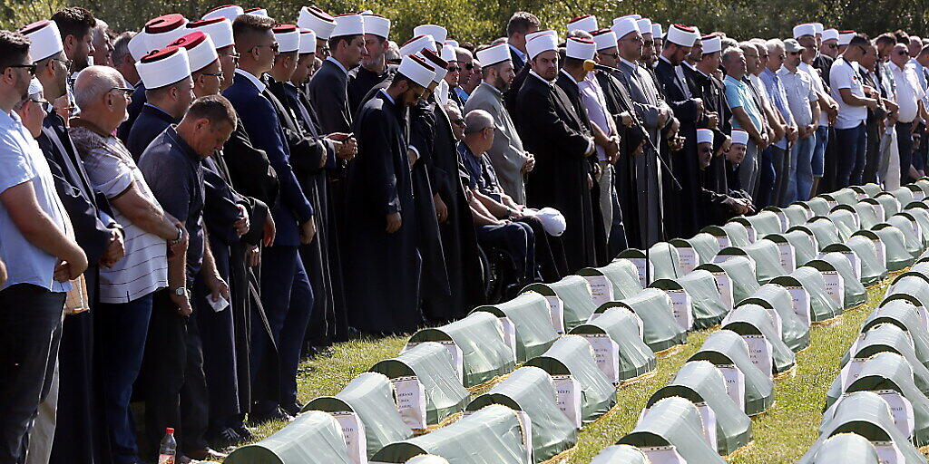 27 Jahren nach einem Massaker im Bosnien-Krieg sind am Samstag die sterblichen Überreste von 86 Opfern feierlich beigesetzt worden. Hunderte Menschen nahmen an der Gedenkfeier in Prijedor teil. Es handelte sich um von serbischen Truppen ermordete bosnisch-muslimische Gefangene.