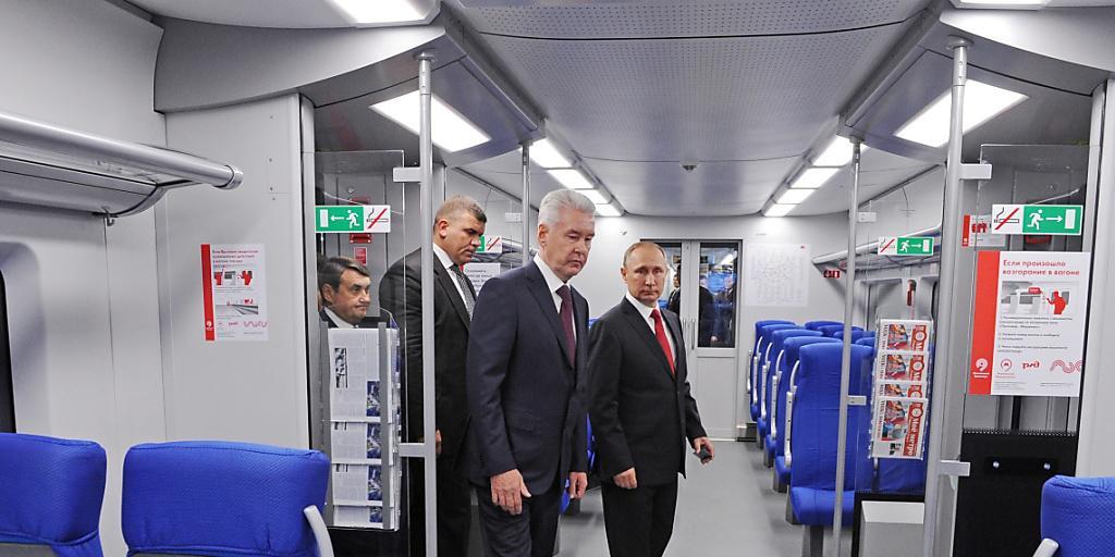 Russlands Präsident Wladimir Putin begutachtet die neue Bahn in Moskau. Russlands Präsident Wladimir Putin begutachtet die neue Bahn in Moskau.