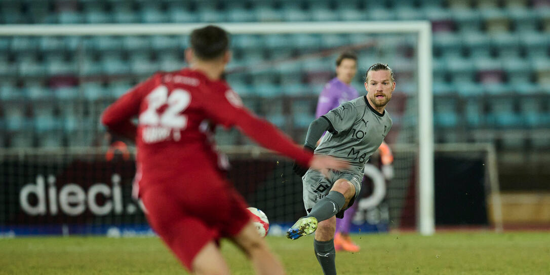 Die sonst sichere FCV-Defensive um Liridon Berisha (r.), hatte gegen Lausanne alle H&auml;nde voll zu tun.
