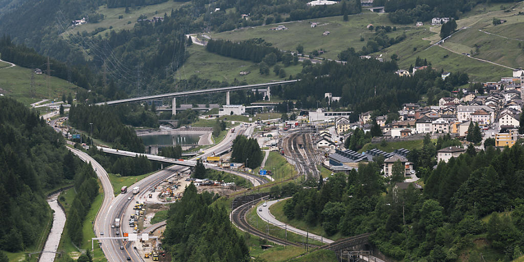 Eine Teilüberbauung der Autobahn A2 soll die Gemeinde Airolo entlasten. Ein entsprechendes Projekt wurde am Montag in Bellinzona vorgestellt. Eine Teilüberbauung der Autobahn A2 soll die Gemeinde Airolo entlasten. Ein entsprechendes Projekt wurde am Montag in Bellinzona vorgestellt.