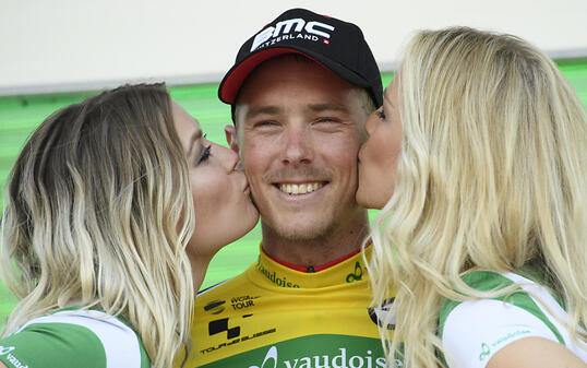 Rohan Dennis strahlt bei der Siegerehrung des Prologs. Der Australier steigt heute Sonntag als Leader in die 2. Etappe der Tour de Suisse